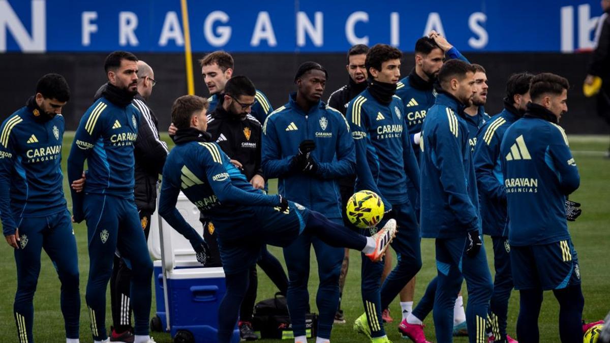 Los jugadores zaragocistas, antes de un entrenamiento.
