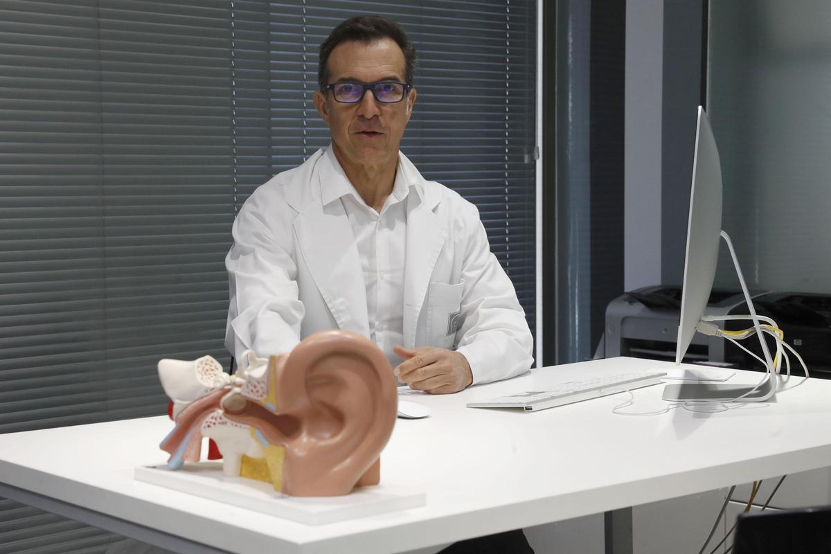 El otorrinolaringólogo Manuel Estévez, en su consulta.