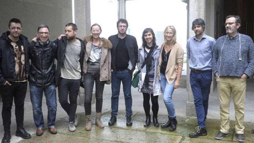 El concejal de Culturas, José Manuel Sande (centro), con algunos de los artistas participantes.