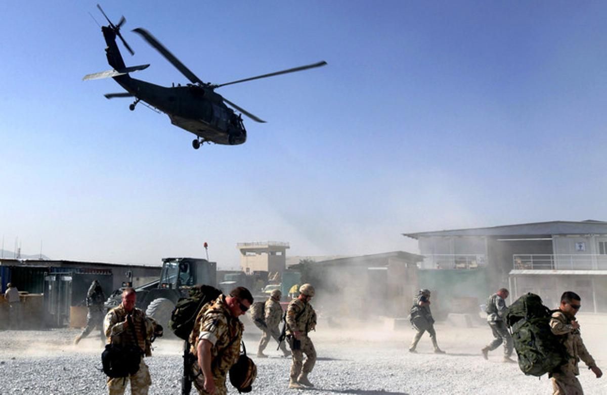 Després d’haver deixat un contingent de soldats canadencs, un helicòpter nord-americà UH 60 Black Hawk abandona la base Nathan Smith a Kandahar (Afganistan).