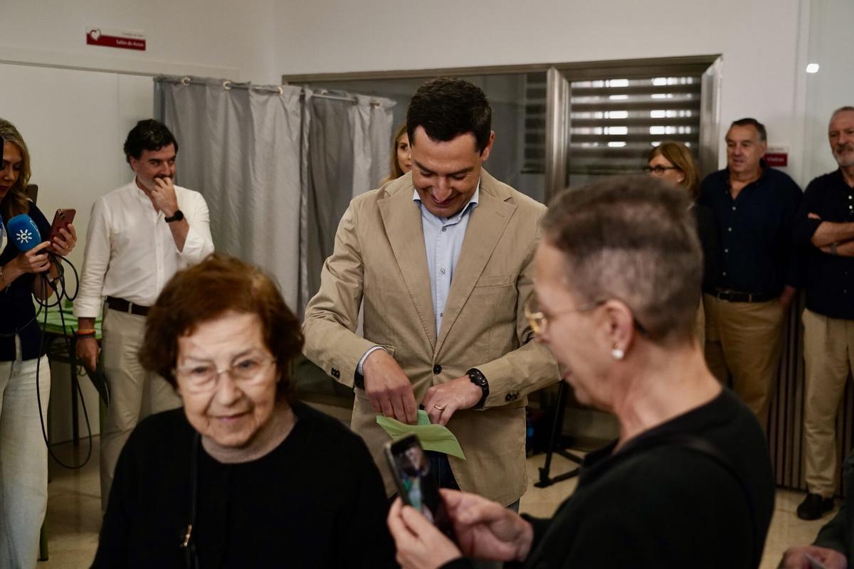 El candidato del PP-A a la reelección al frente de la Junta, Juanma Moreno, ejerce su derecho al voto en el colegio Sagrado Corazón de Jesús de Málaga. A 17 de mayo de 2026 en Málaga, Andalucía (España). Los candidatos a la Presidencia de la Junta de Andalucía de los principales partidos y coaliciones que concurren a las elecciones autonómicas de este domingo 17 de mayo estarán repartidos por diferentes puntos de la comunidad para ejercer su derecho al voto. El candidato del PP-A a la reelección al frente de la Junta, Juanma Moreno, ejerce su derecho al voto en el colegio Sagrado Corazón de Jesús de Málaga. A 17 de mayo de 2026 en Málaga, Andalucía (España). Los candidatos a la Presidencia de la Junta de Andalucía de los principales partidos y coaliciones que concurren a las elecciones autonómicas de este domingo 17 de mayo estarán repartidos por diferentes puntos de la comunidad para ejercer su derecho al voto.