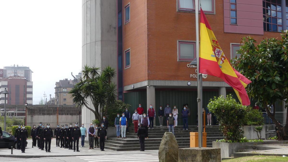 Los agentes, esta mañana, durante el minuto de silencio.