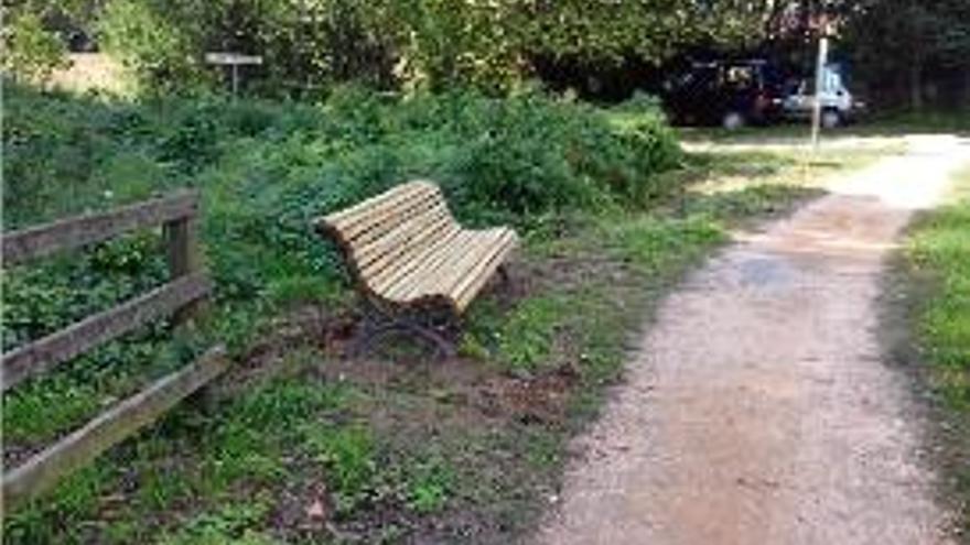 Un dels bancs que s&#039;han instal·lat al tram de les Vies Verdes al municipi.