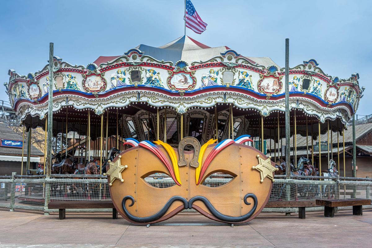 Guarniments de carnaval en una de les atraccions del parc temàtic PortAventura World.