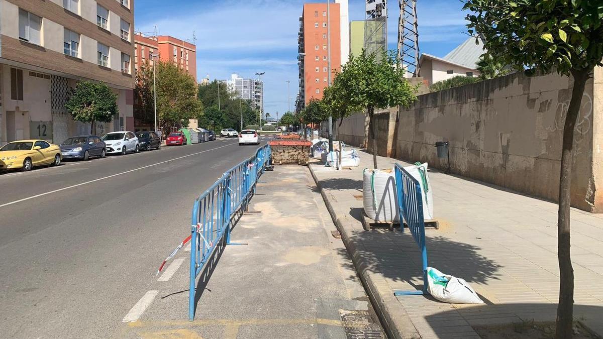 Obras de conexión a la red de agua potable en la avenida Pare Pompili.