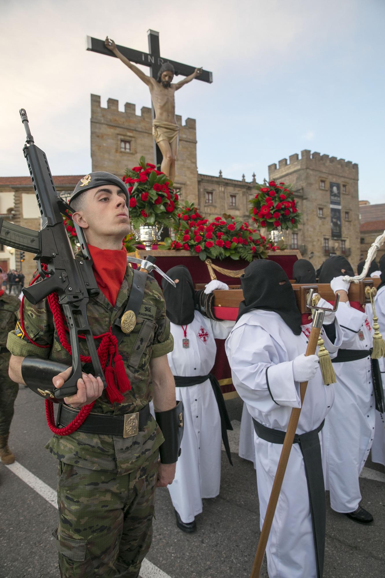 EN IMÁGENES: Gijón arropa al Cristo de los Mártires en su regreso a las calles