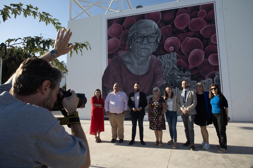 Se ha presentado el mural de la científica Saguntina Emilia Matallana en el IES nº5 del Port de Sagunt