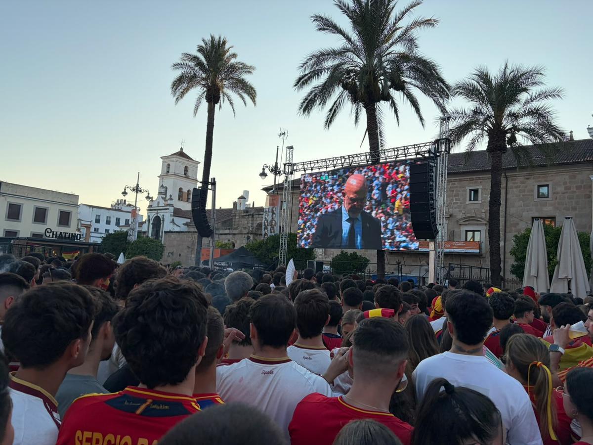 Ambiente en la Plaza de España de Mérida.