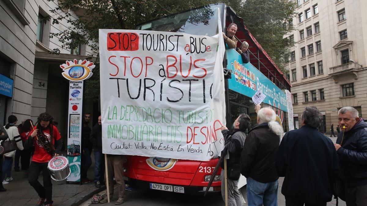 Acción de Arran contra el Bus Turístic, en julio del 2017.
