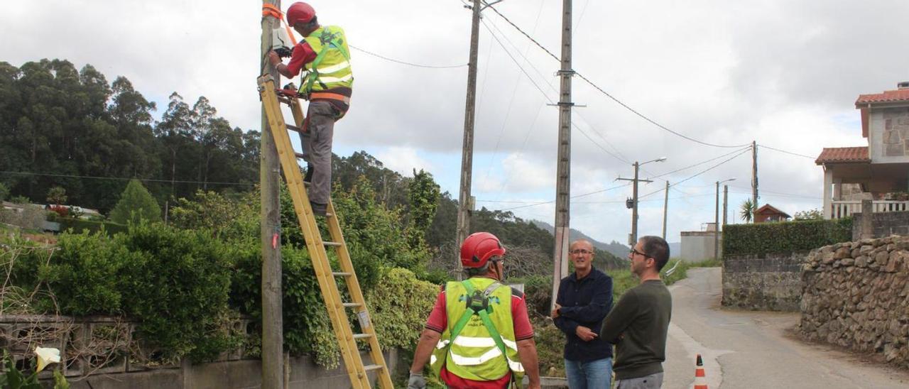 El alcalde y el concejal de Urbanismo, con trabajadores de Rede Aberta que instalan el cable.