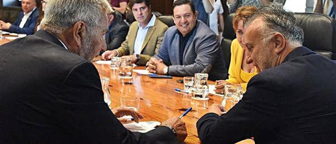 Ángel Víctor Torres (d.) junto a José Miguel Rodríguez Fraga, alcalde de Adeje, durante la reunión con los municipios.