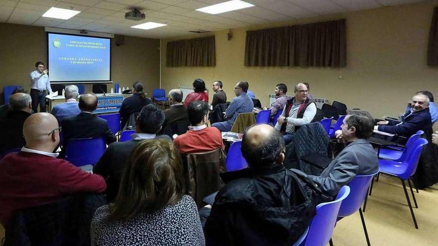 Empresarios de Ponteareas en una reunión en el Centro de Desarrollo Local. // A.H.