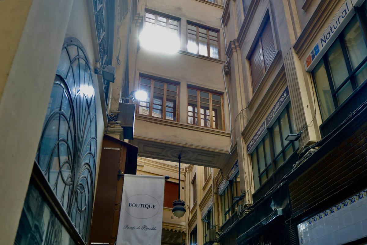 Los pasajes comerciales de València, un pedacito de la ciudad en las manzanas vecinales