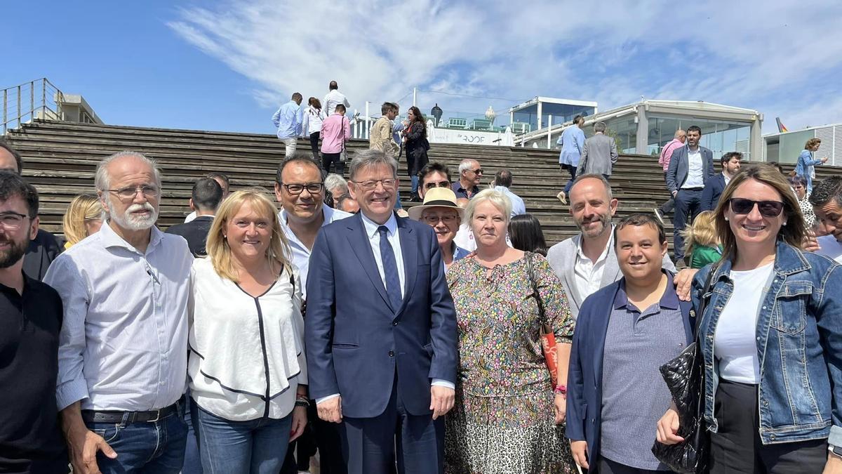 Alcaldes i candidats socialistes de la Serrania, al costat del president Ximo Puig, a la marina, dimecres