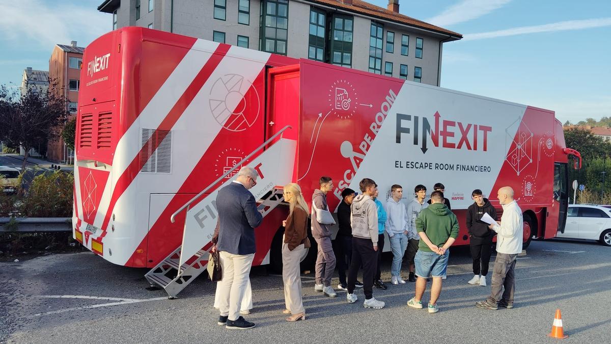 La unidad móvil del 'escape room' financiero en Compostela