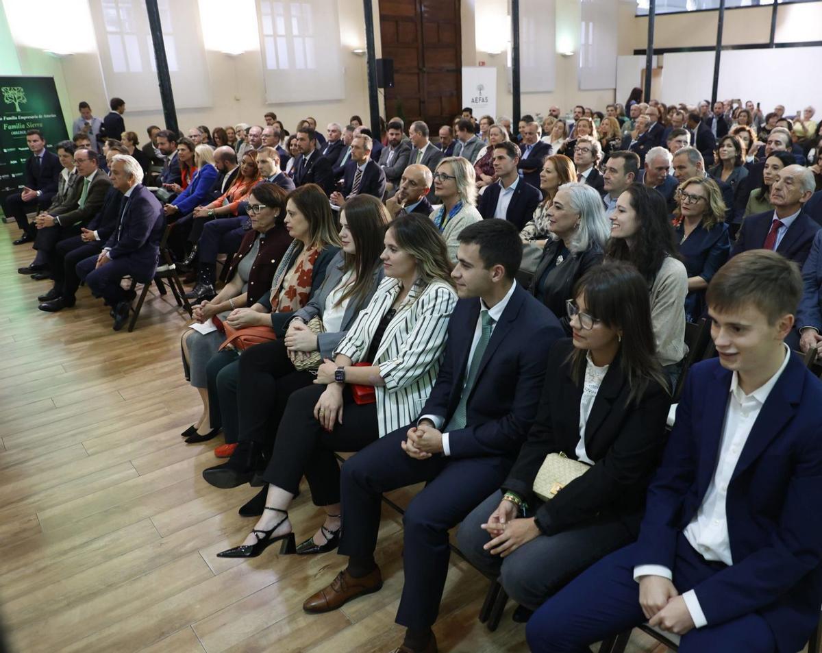 Público asistente y, en primera fila, miembros de la dinastía Sierra, durante la gala.