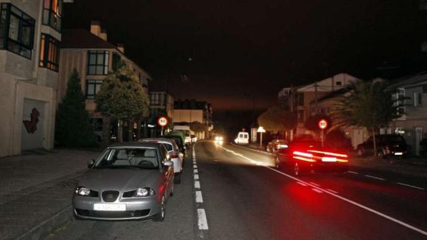 Arriba, aspecto de la Corredoira a las once de la noche del pasado viernes. A la izquierda, farolas en la calle B, ese mismo día.  // Bernabé/Luismy/Gutier