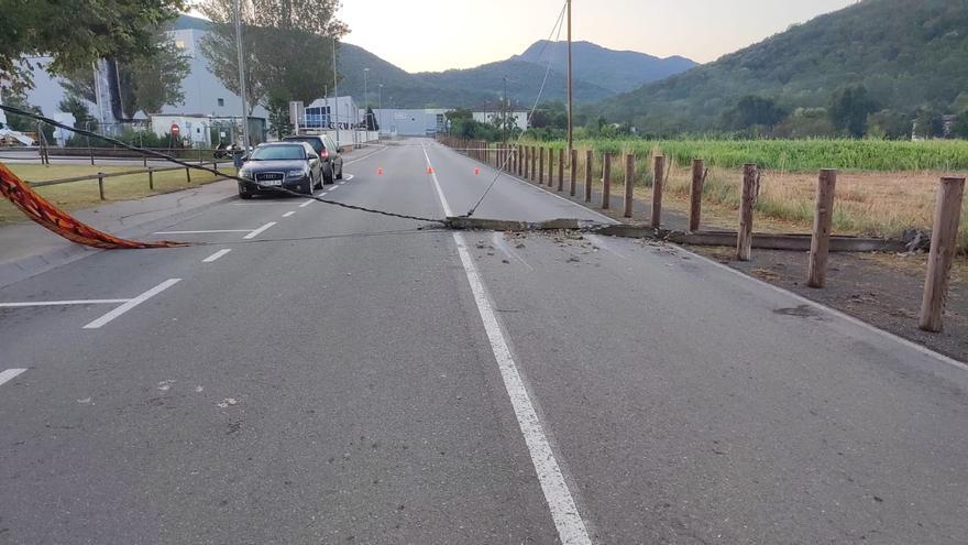 Cau un pal de formigó d&#039;una línia elèctrica a Sant Joan les Fonts