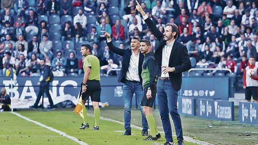 Vicente Moreno da instrucciones durante el encuentro de ayer en Riazor.