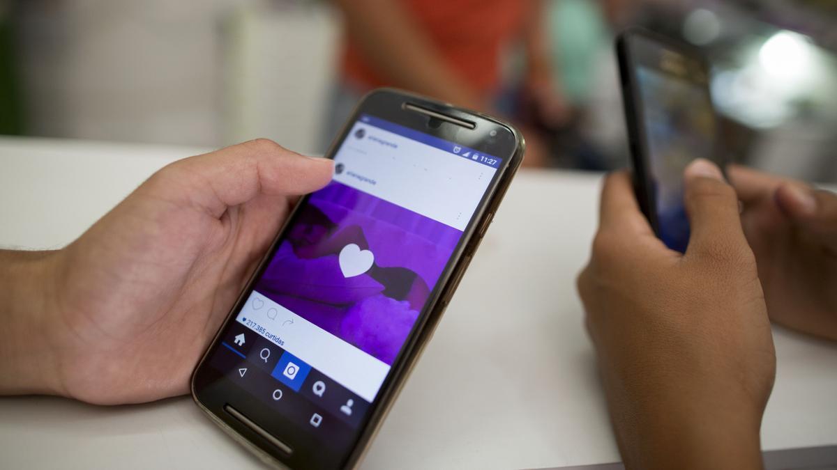Jóvenes dando 'like' a una cuenta de Instagram.