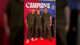 El Barça celebra la Liga con una cena en Castelldefels por todo lo alto: Laporta, aclamado; Araujo, teñido de azul, Lamine, con su nueva novia...