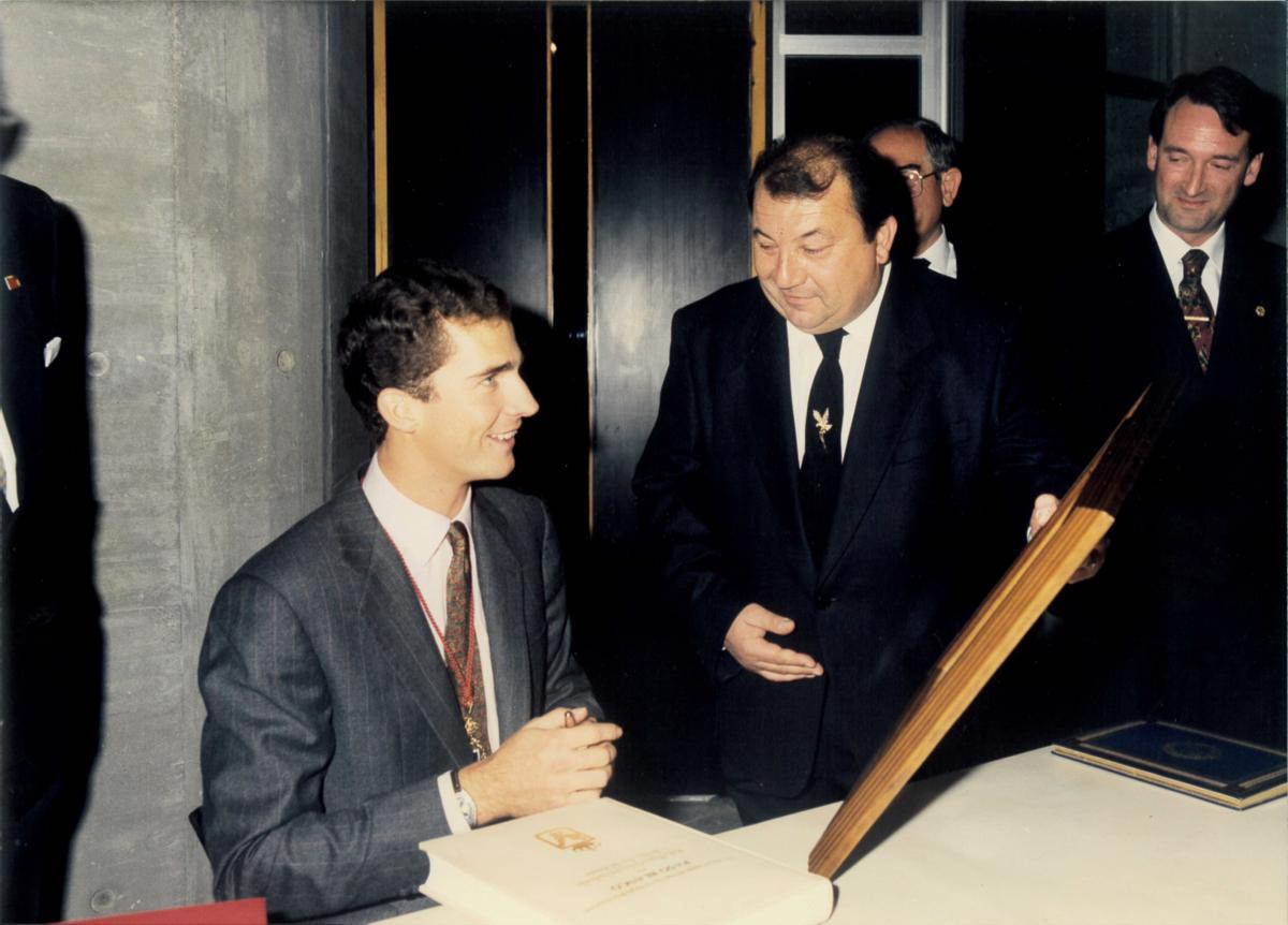 José María Fernández Pallarés, con el entonces Príncipe de Asturias, durante la visitaba que realizó a la ciudad.