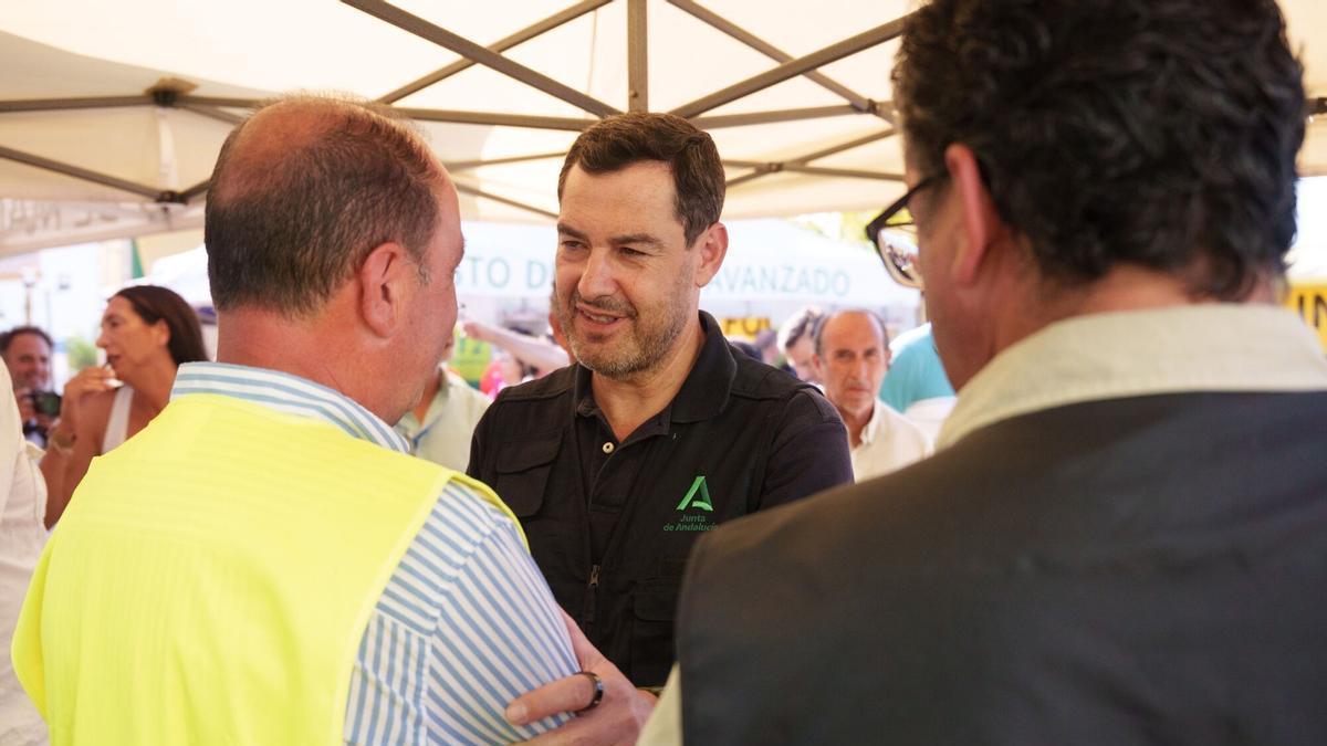 El president de la Junta d'Andalusia, Juanma Moreno, en l'incendi de Boira.