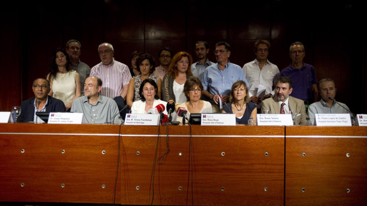 Representantes de las juntas clínicas de los ocho hospitales del Institut Català de la Salut, en la rueda de prensa.