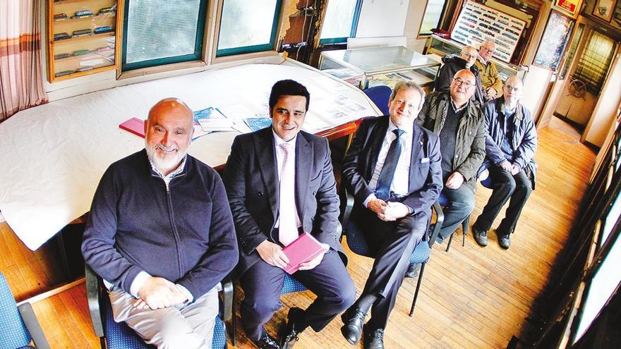 Carlos Abellán, Omar Cuadrado, Ángel Luis Vázquez y miembros de Acif durante la reunión en su sede