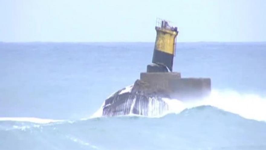 La fuerza del mar parte el faro de Burela