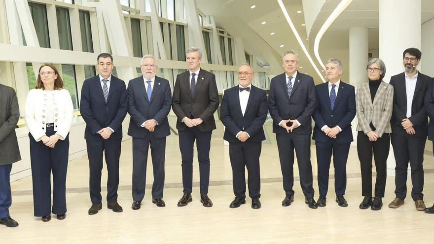 Alfonso Rueda y Juan Cruz Cigudosa, en primer plano, antes del acto. |  X. Álvarez