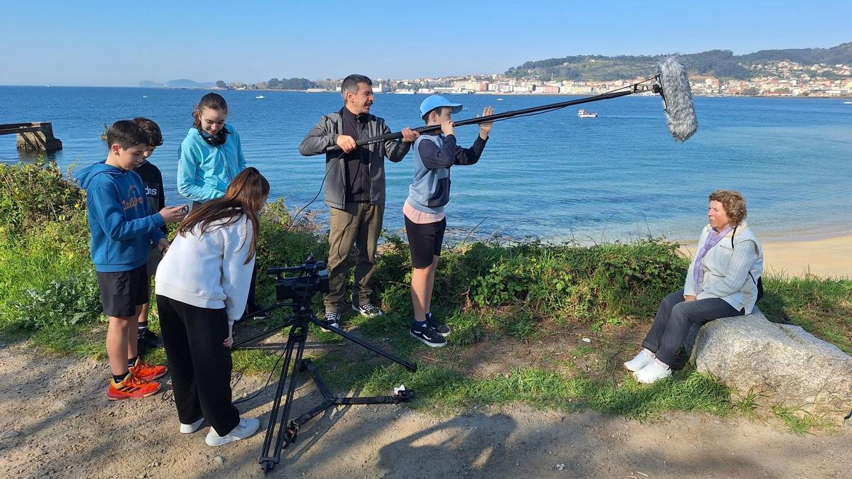 La grabación de uno de los testimonios, en la punta de Rodeira y frente a la antigua fábrica de Arbones.