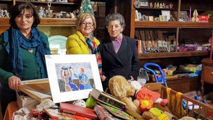 Ana María de la Llera, Amelia Riera y Loly Solares, en el mercadillo de Manos Unidas en Villaviciosa.