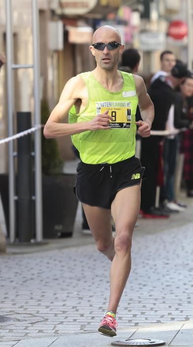 Más de dos mil deportistas corrieron esta mañana en la prueba que discurría por el centro de la ciudad del Louro