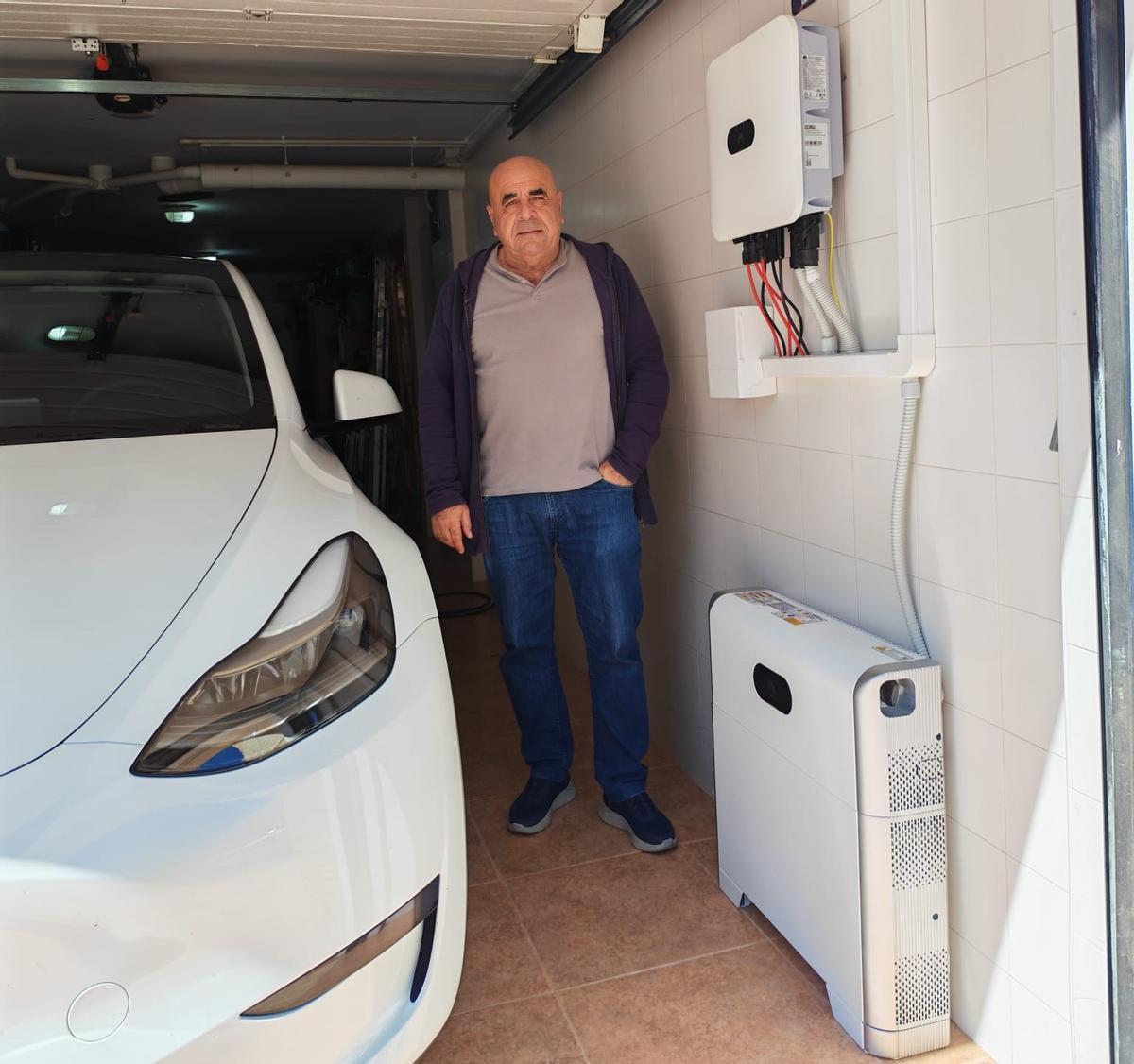 Tomás Bernal junto al sistema de autoconsumo de su vivienda