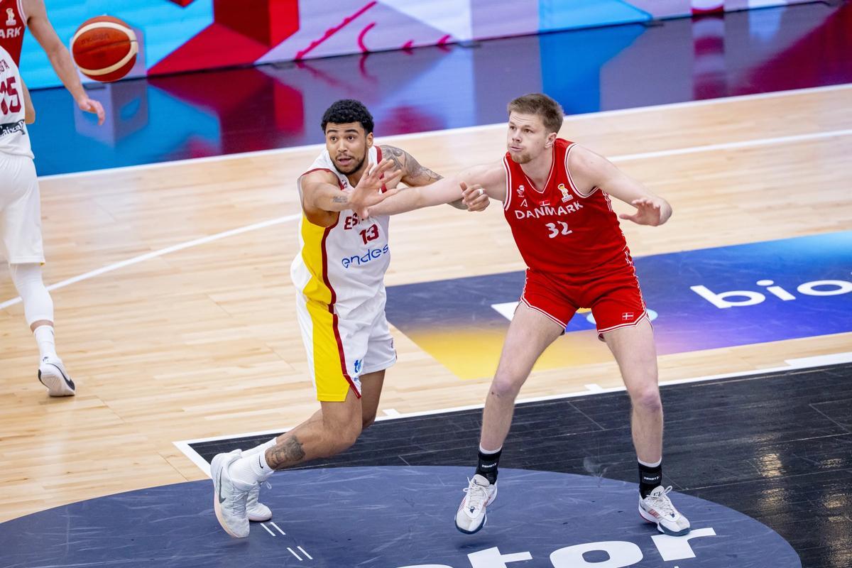 Izan Almansa, durante el partido Dinamarca-España