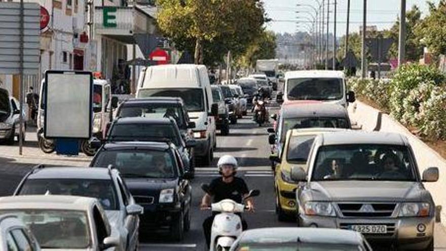 Vehículos en la carretera de Sant Antoni.