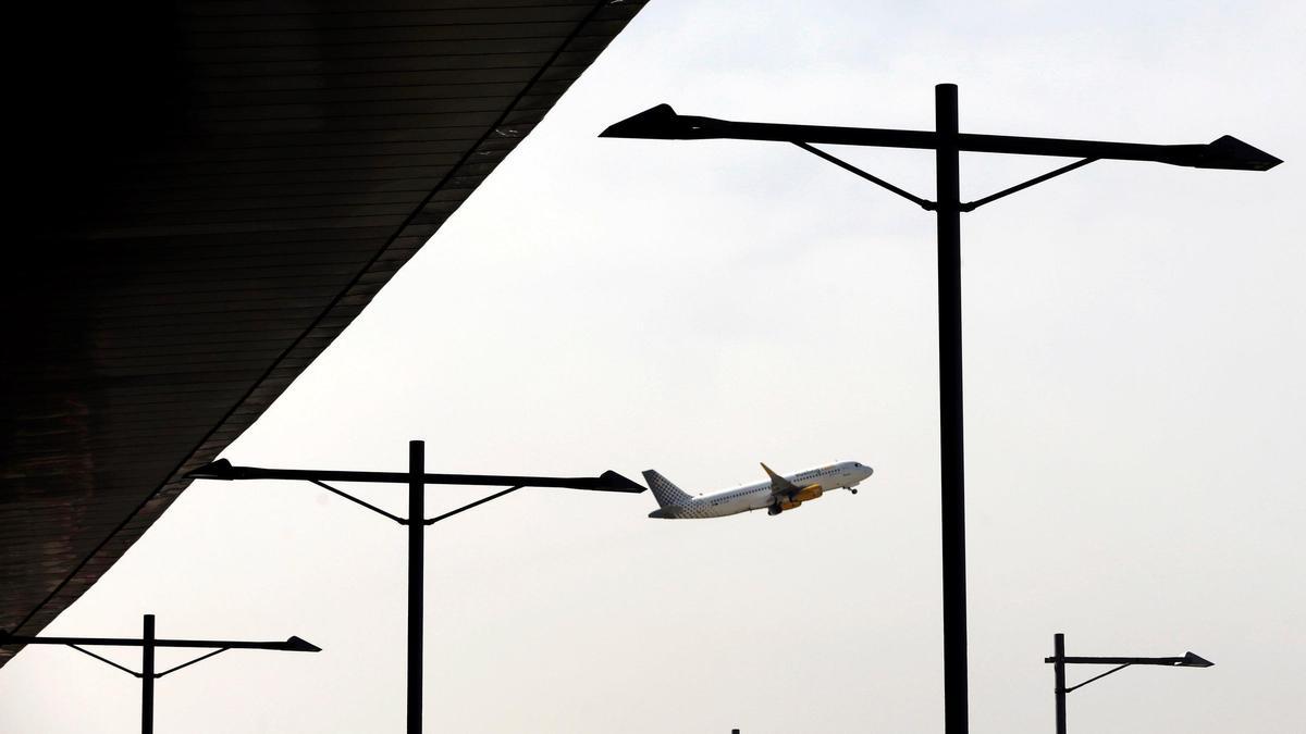 Un avión sobrevuela el Aeropuerto de Barcelona-El Prat.