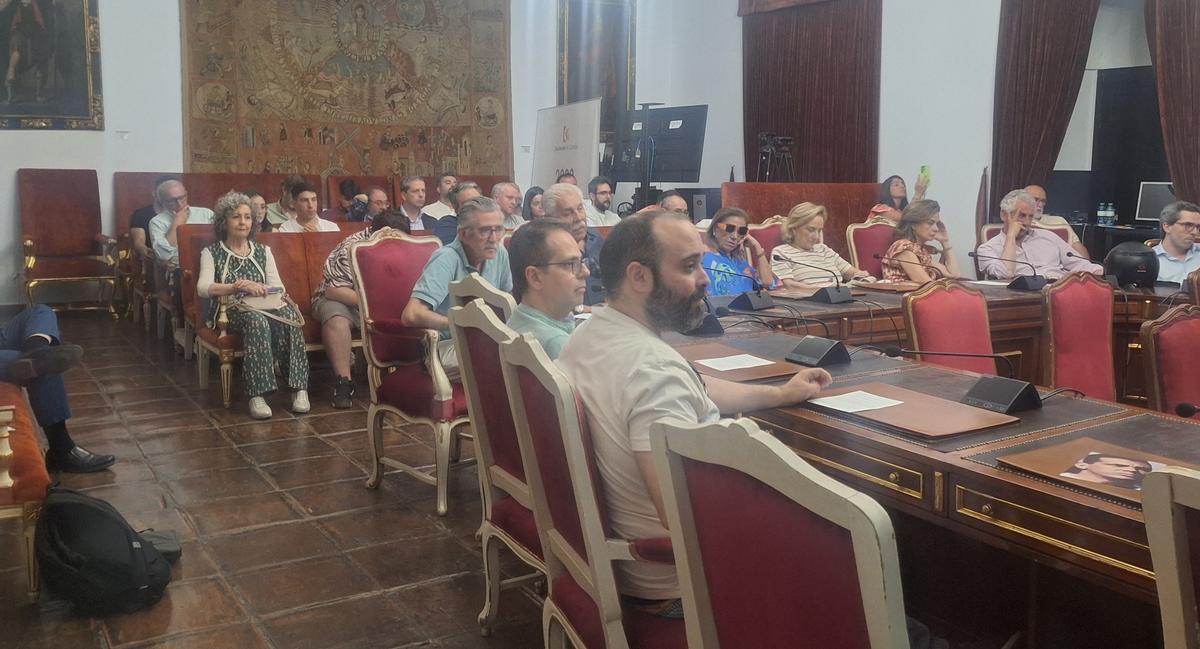 Asistentes al acto de presentación del libro publicado por Toni Cruz.