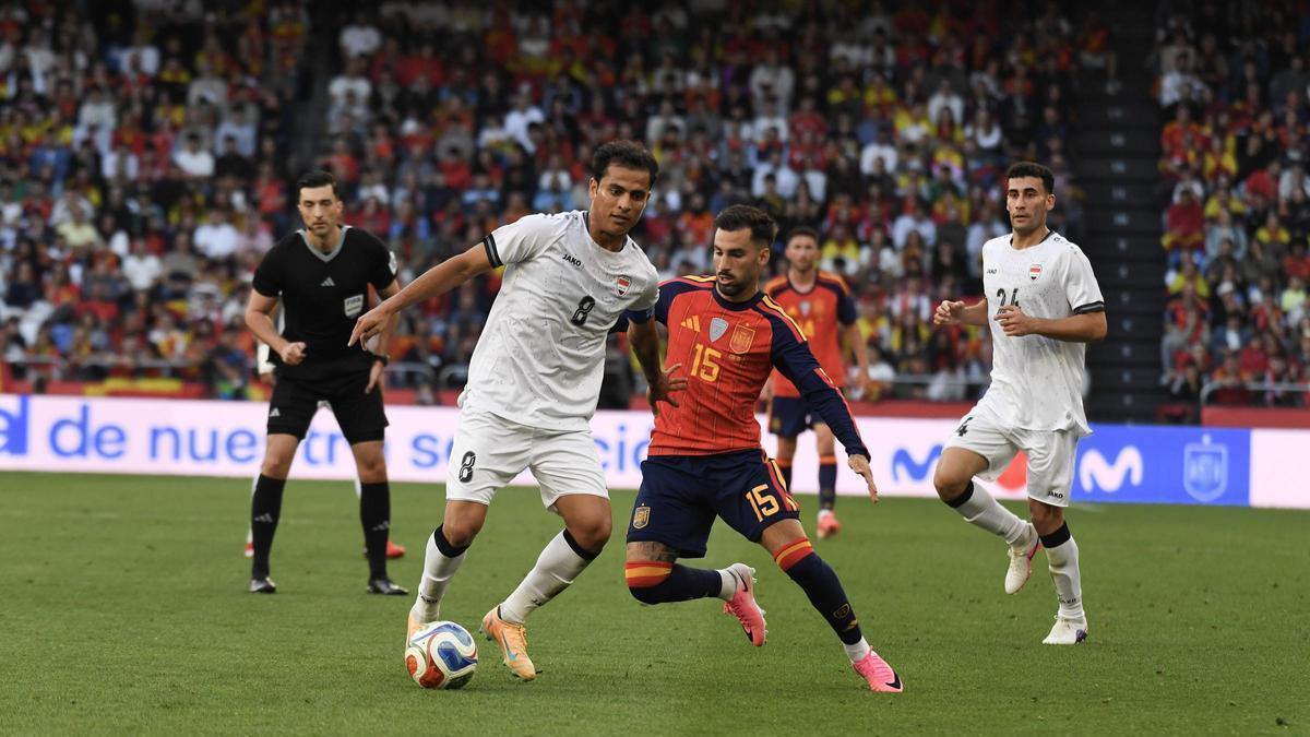 Álex Baena, durante un lance ante un rival