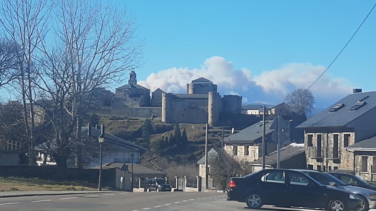 El humo del incendio de Hermisende se puede divisar desde Puebla de Sanabria.