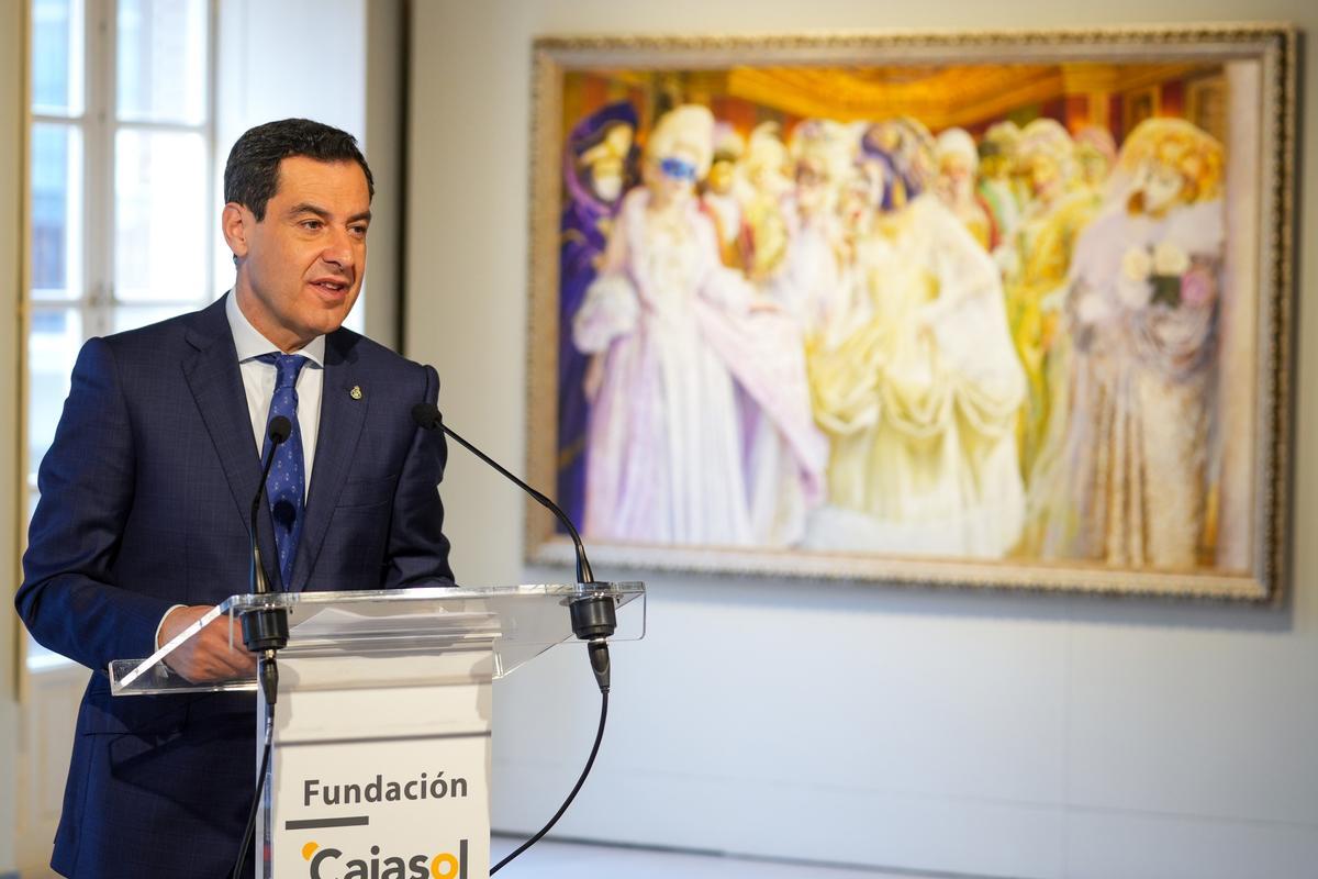El presidente de la Junta, Juanma Moreno durante su intervención tras la visita a la exposición junto a el pintor Juan Valdés, a 9 de mayo de 2024, en Sevilla, Andalucía (España).