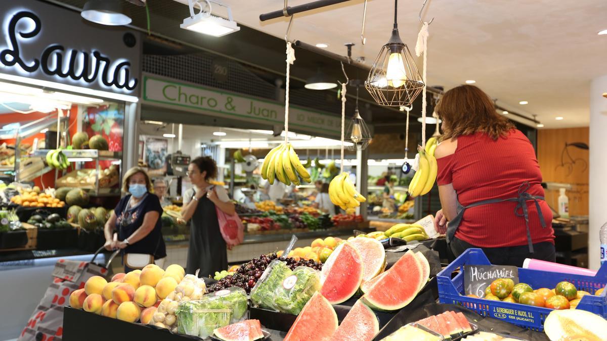 Un puesto de fruta en el Mercado Central de Alicante.