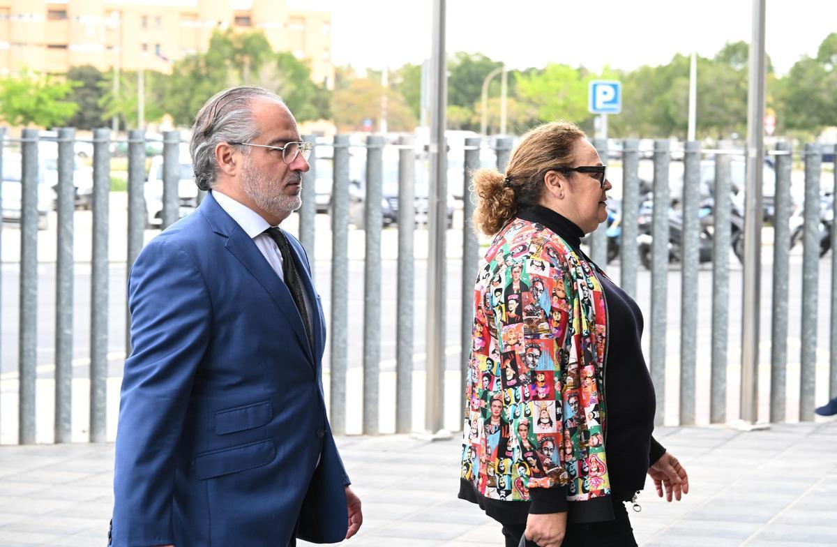 La exregidora de Personal, Aseo Urbano, Parques y Jardines y Contratación del PP, Carmen Gómez en el acceso a la Ciudad de la Justicia de Elche, junto a su abogado José Pedro Gómez
