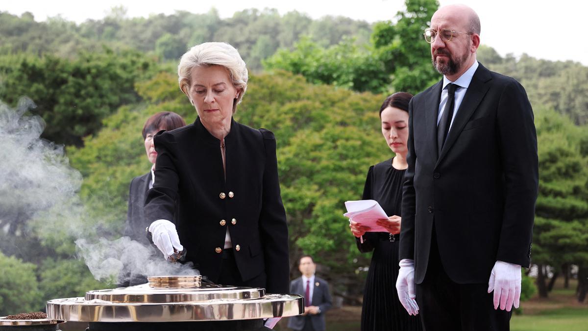 Von der Leyen y Michel visitan el Cementerio Nacional de Corea