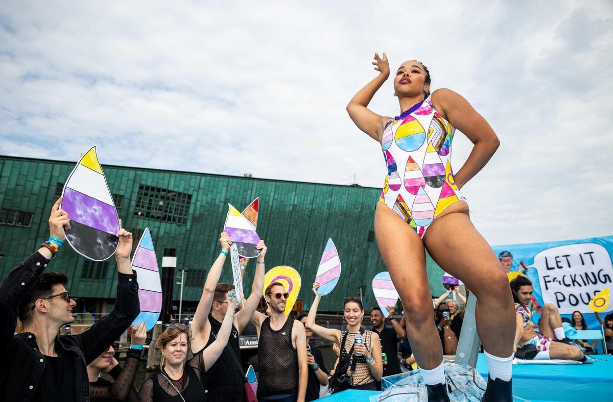 Celebran el desfile anual del orgullo LGTB+ por el Canal en Ámsterdam