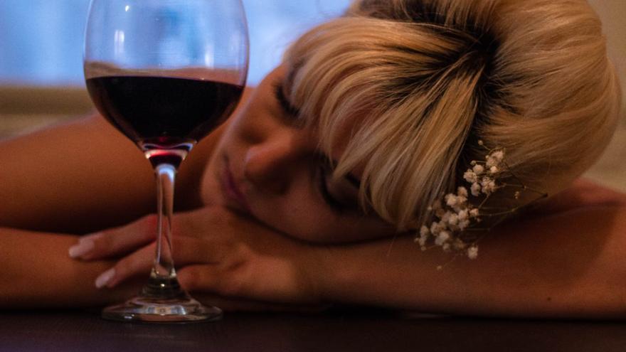 Los expertos lo tienen claro: ¿Tomar una copa de vino ayuda a dormir mejor?