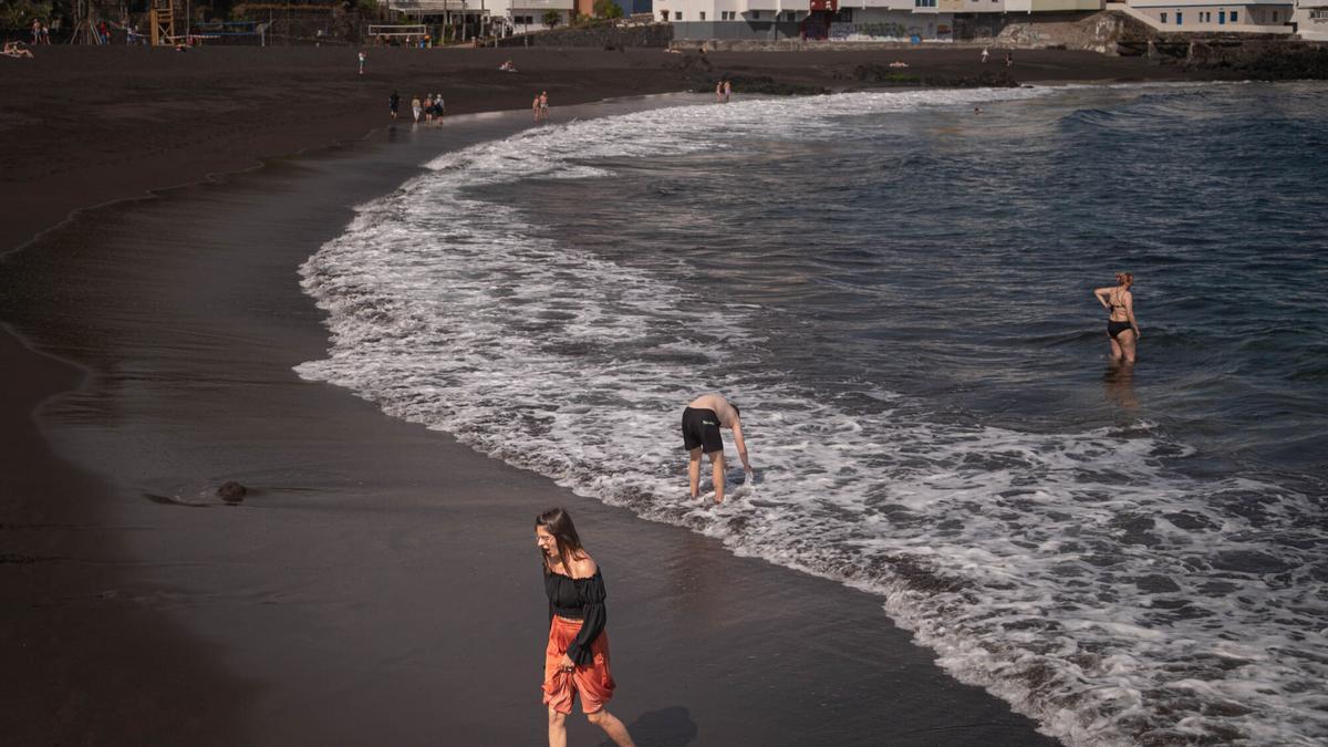 Un momento de la reapertura de Playa Jardín tras un año cerrada por la mala calidad del agua.