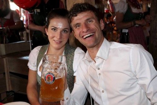 Pep Guardiola y su pareja, Cristina Serra, han asistido a la tradicional Oktoberfest de Munich, a la que también acudido jugadores como Xabi Alonso, Thiago, Müller y Lewandowski