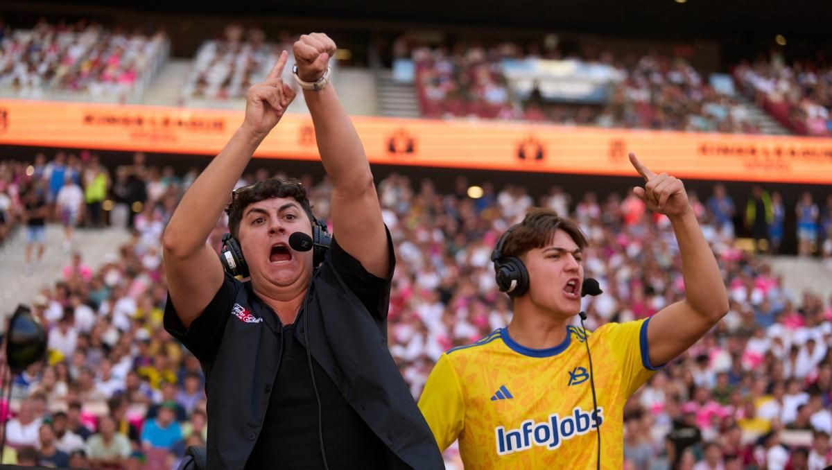 Javier y Eric, los hermanos que presiden xBuyer Team, protestan una decisión arbitral.